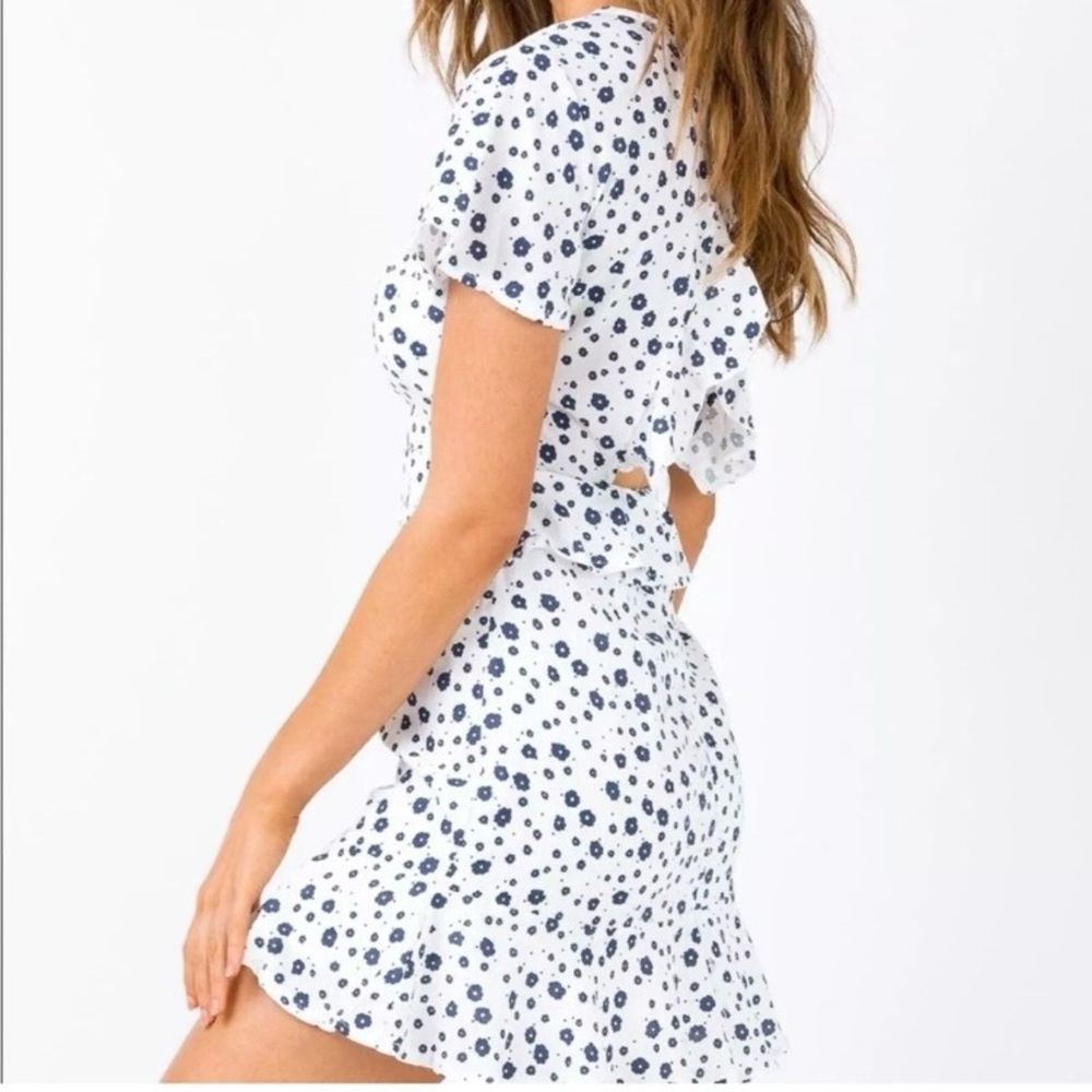 PRINCESS POLLY Nate white with NAVY FLORAL peplum Skirt DRESS size: 2 darling!